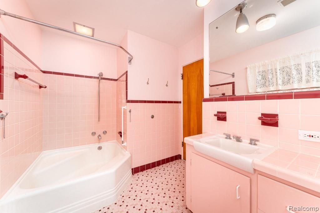 2801 Vrooman Road Jackson, MI 49203 - Photo 24 of 43 24 Full Retro Bath with Corner Tub-Shower 2801 Vrooman Rd (22 of 45) (Custom).jpg