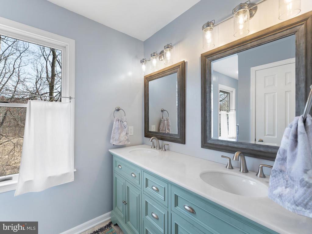 5319 Bartholow Road Sykesville, MD 21784 - Photo 27 of 65 Master bathroom