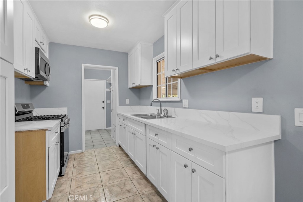 184 East Grant Street Rialto, CA 92376 - Photo 4 of 27