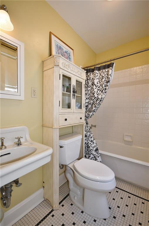715 Delafield Road Pittsburgh, PA 15215 - Photo 16 of 25 Guest suite bathroom is cheerful