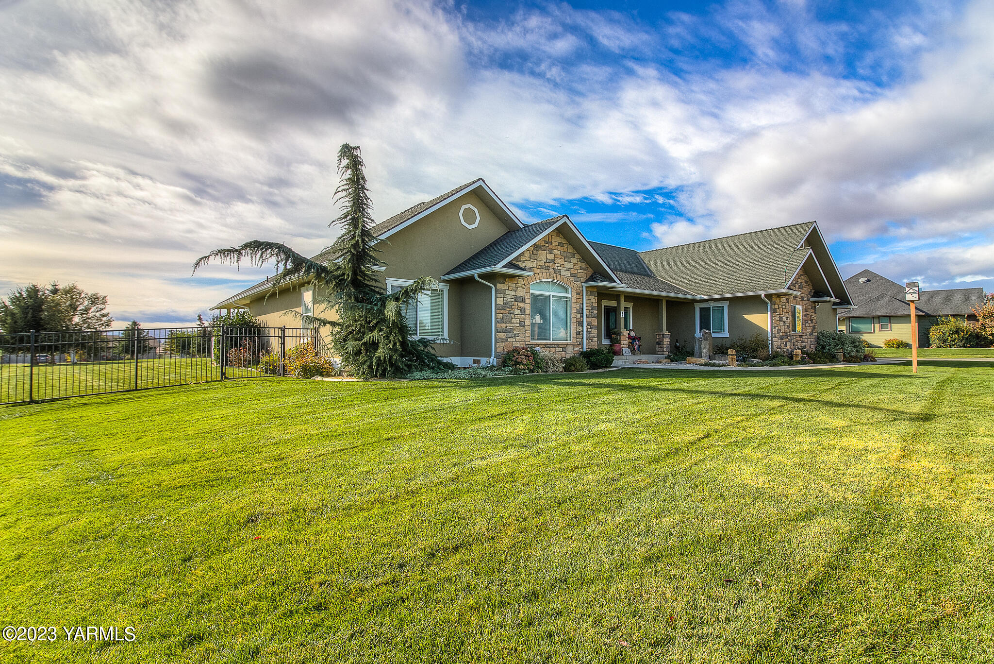 654 South Friedline Road Yakima, WA 98908 - Photo 1 of 34 a front view of house with an outdoor space and seating