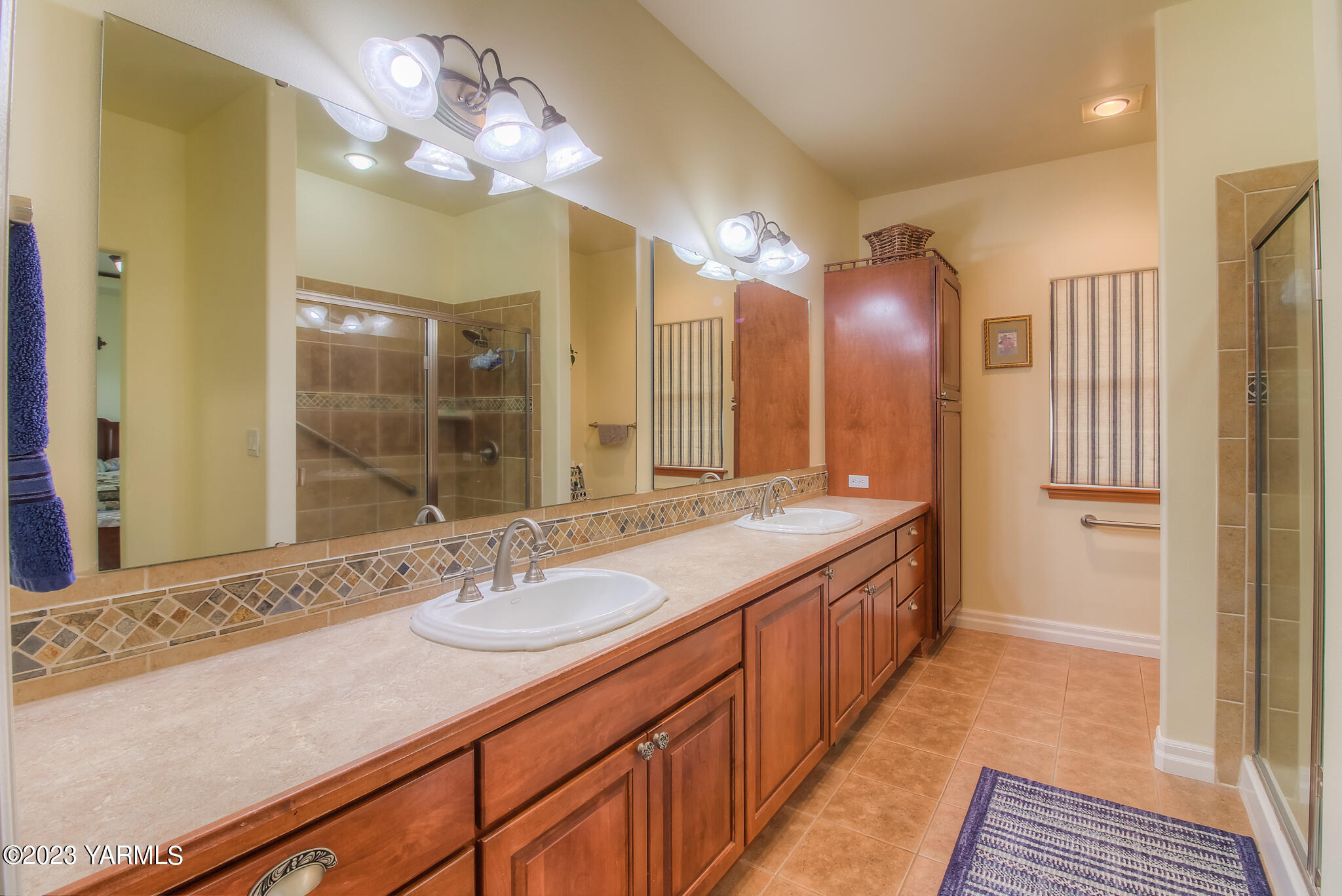 654 South Friedline Road Yakima, WA 98908 - Photo 19 of 34 a bathroom with a double vanity sink and a mirror