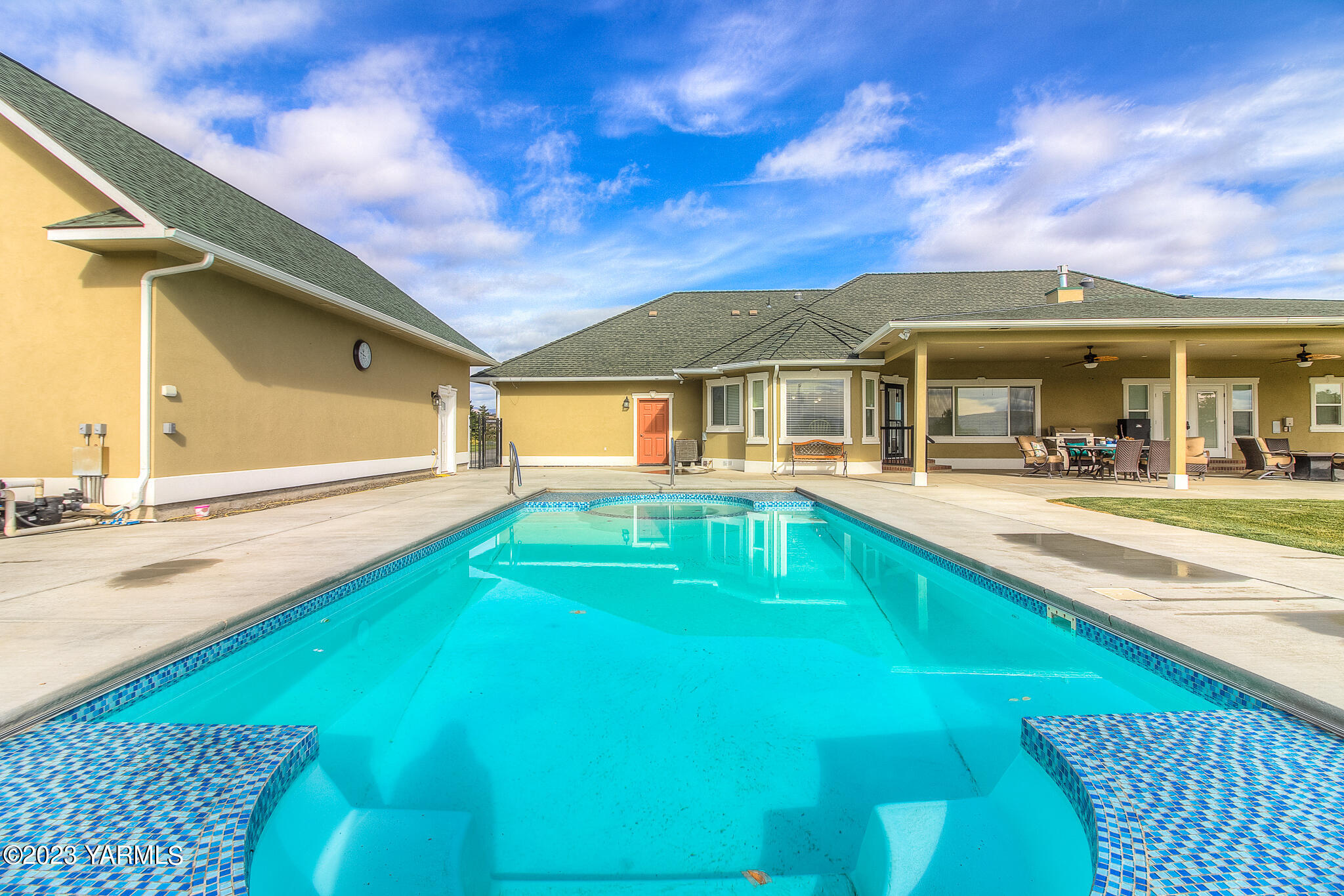 654 South Friedline Road Yakima, WA 98908 - Photo 29 of 34 a view of a house with a swimming pool