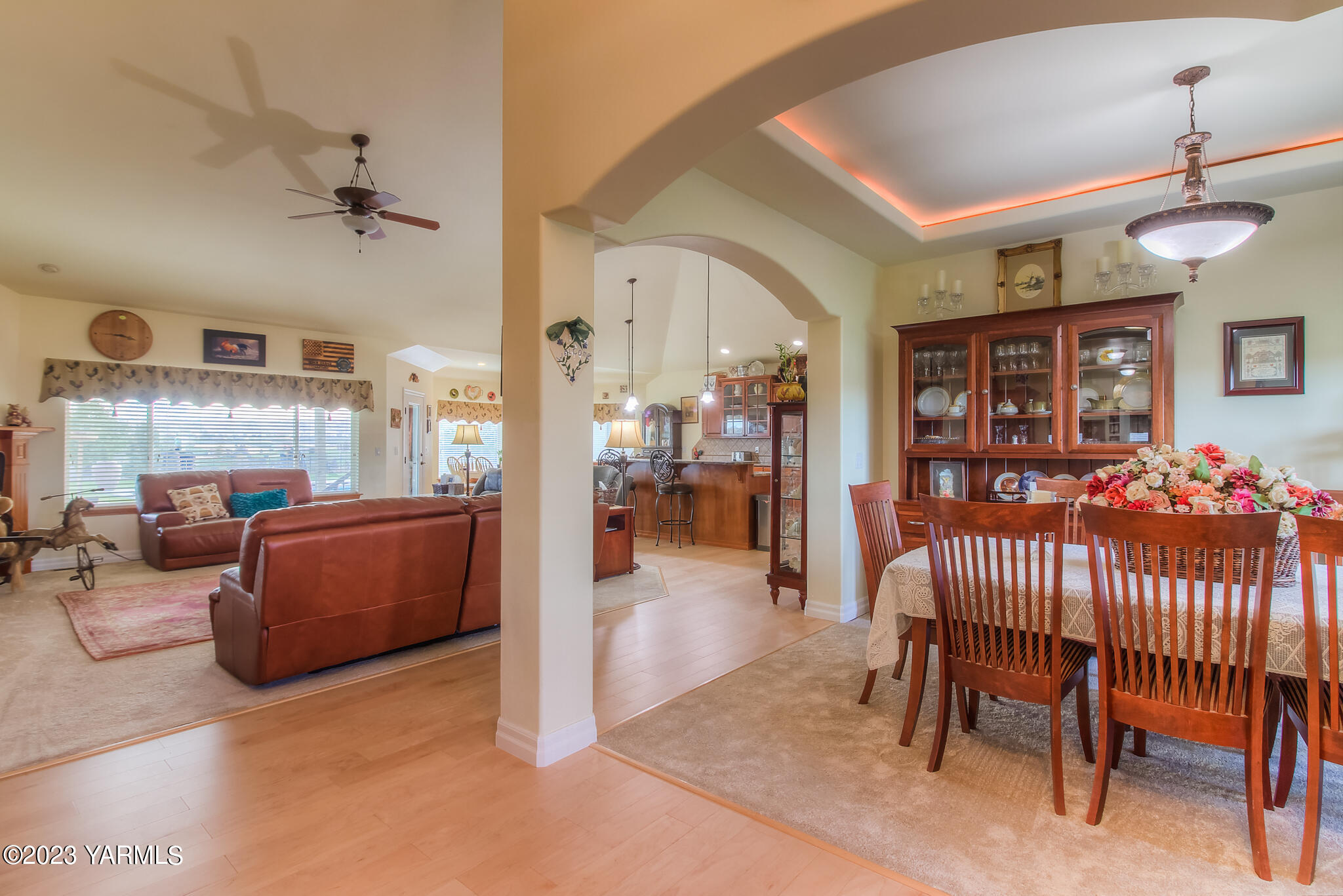 654 South Friedline Road Yakima, WA 98908 - Photo 4 of 34 a living room with furniture and a dining table