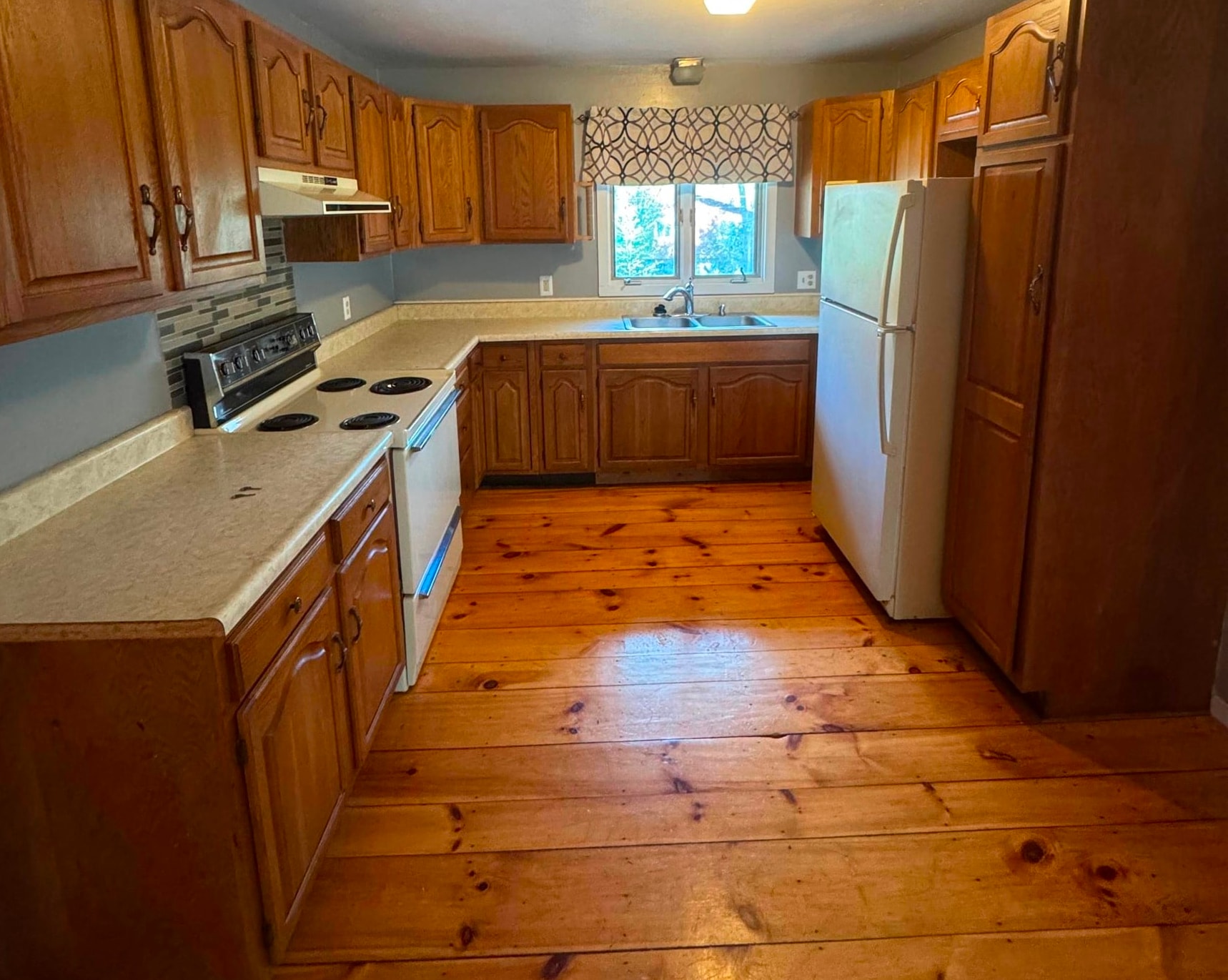 174 Hackett Hill Road Hooksett, NH 03106 - Photo 2 of 10