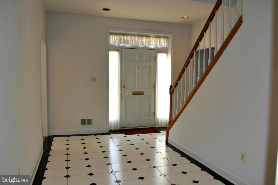 1929 Rockingham Street McLean, VA 22101 - Photo 2 of 23 Foyer