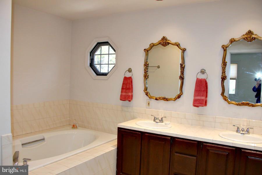 1929 Rockingham Street McLean, VA 22101 - Photo 16 of 23 Bath (Master)