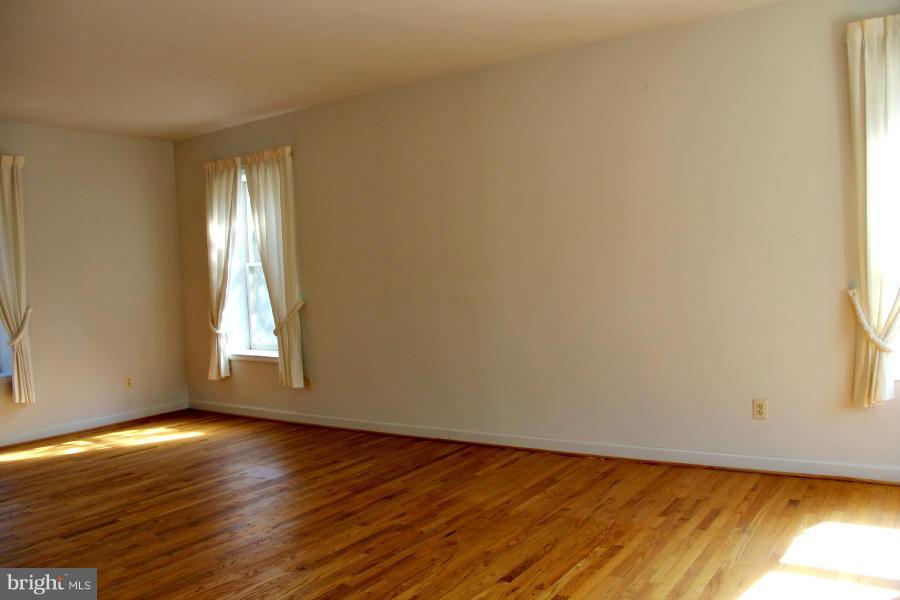1929 Rockingham Street McLean, VA 22101 - Photo 3 of 23 Living Room