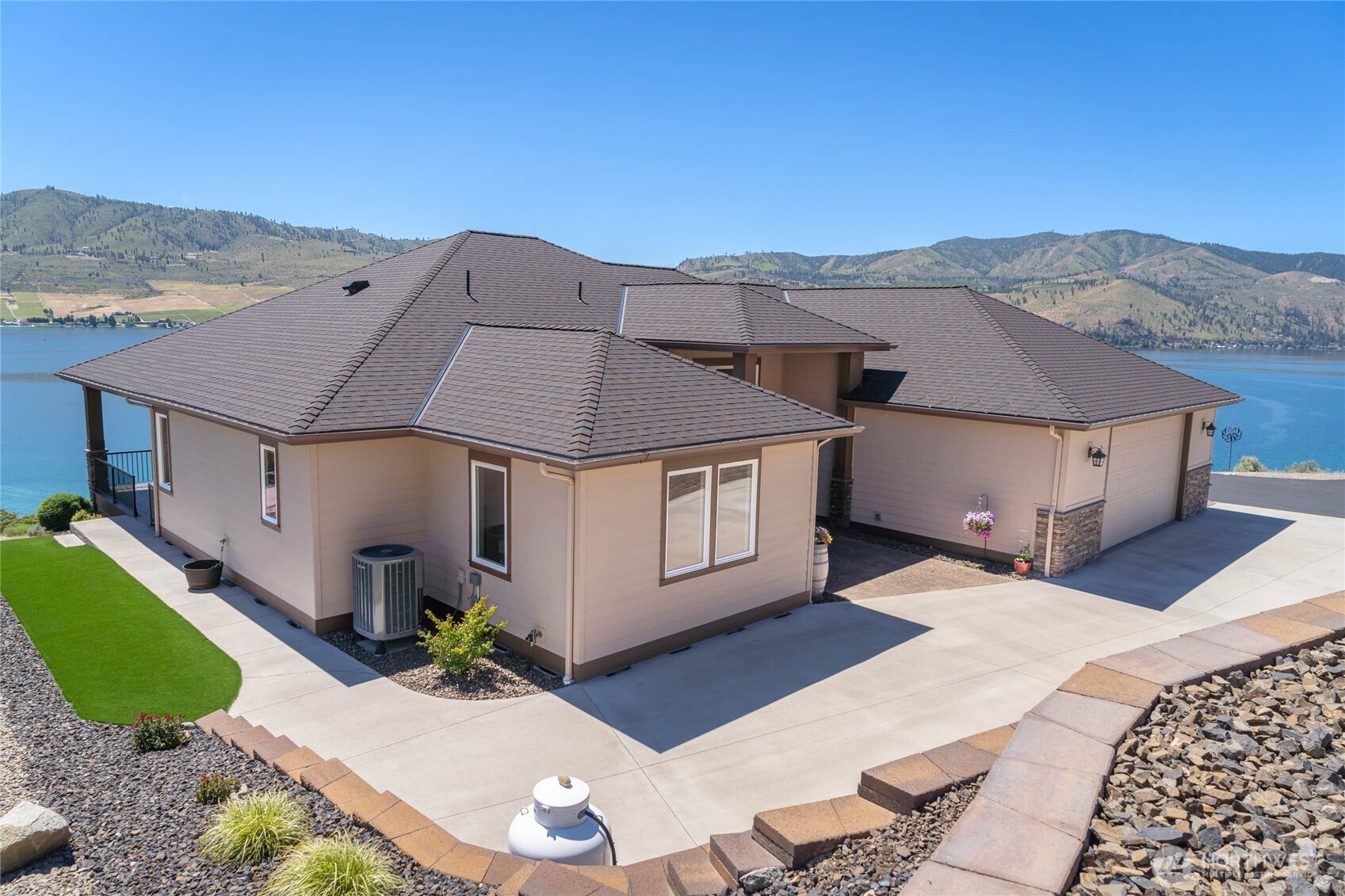 229 Apple Avenue Chelan, WA 98816 - Photo 3 of 40