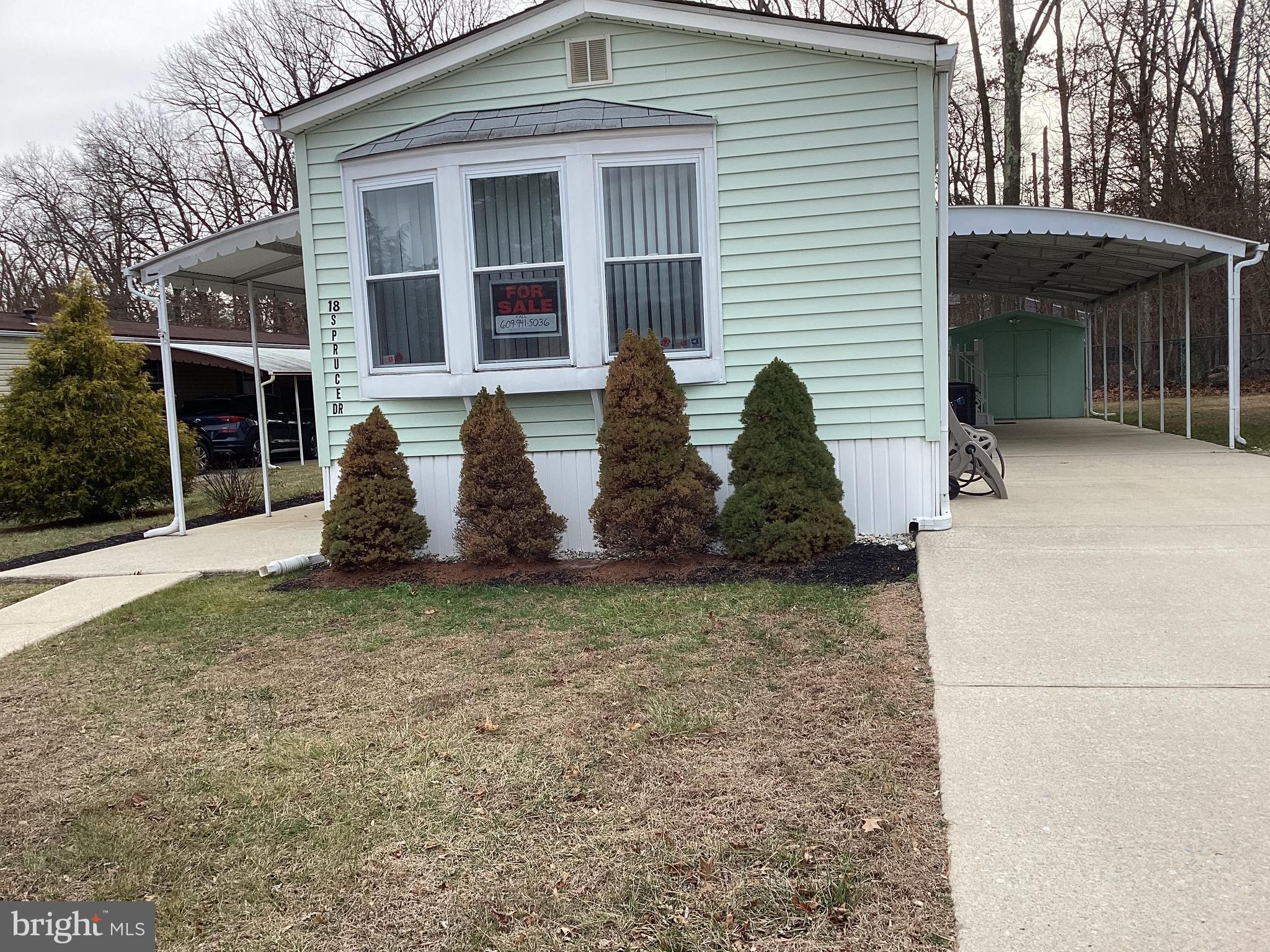 a view of a house with backyard