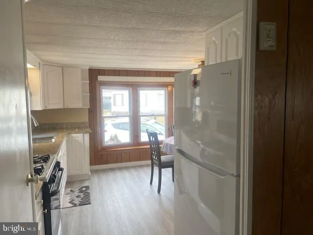 a view of entryway with a livingroom