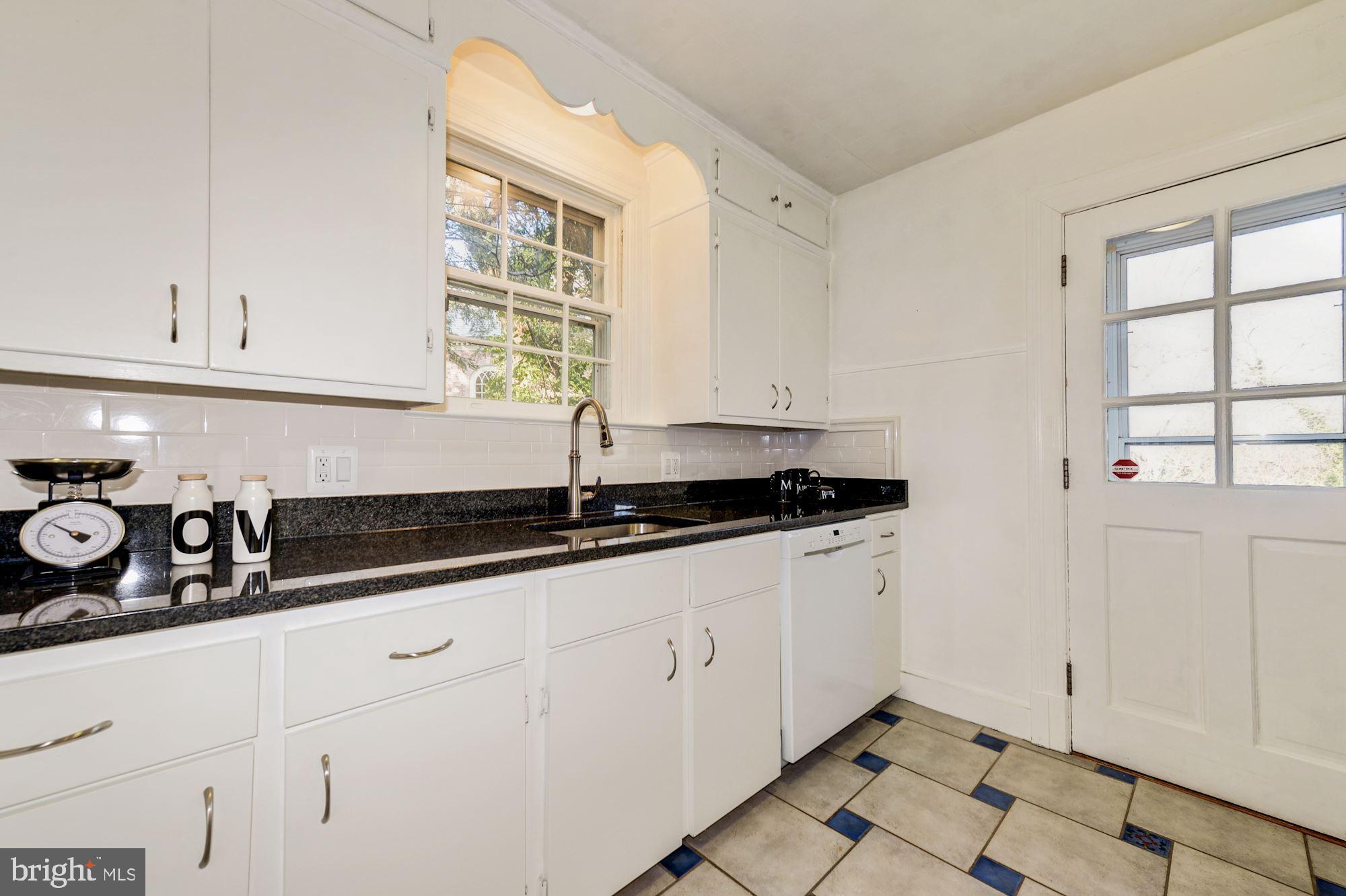 1705 Russell Road Alexandria, VA 22301 - Photo 18 of 39 Kitchen