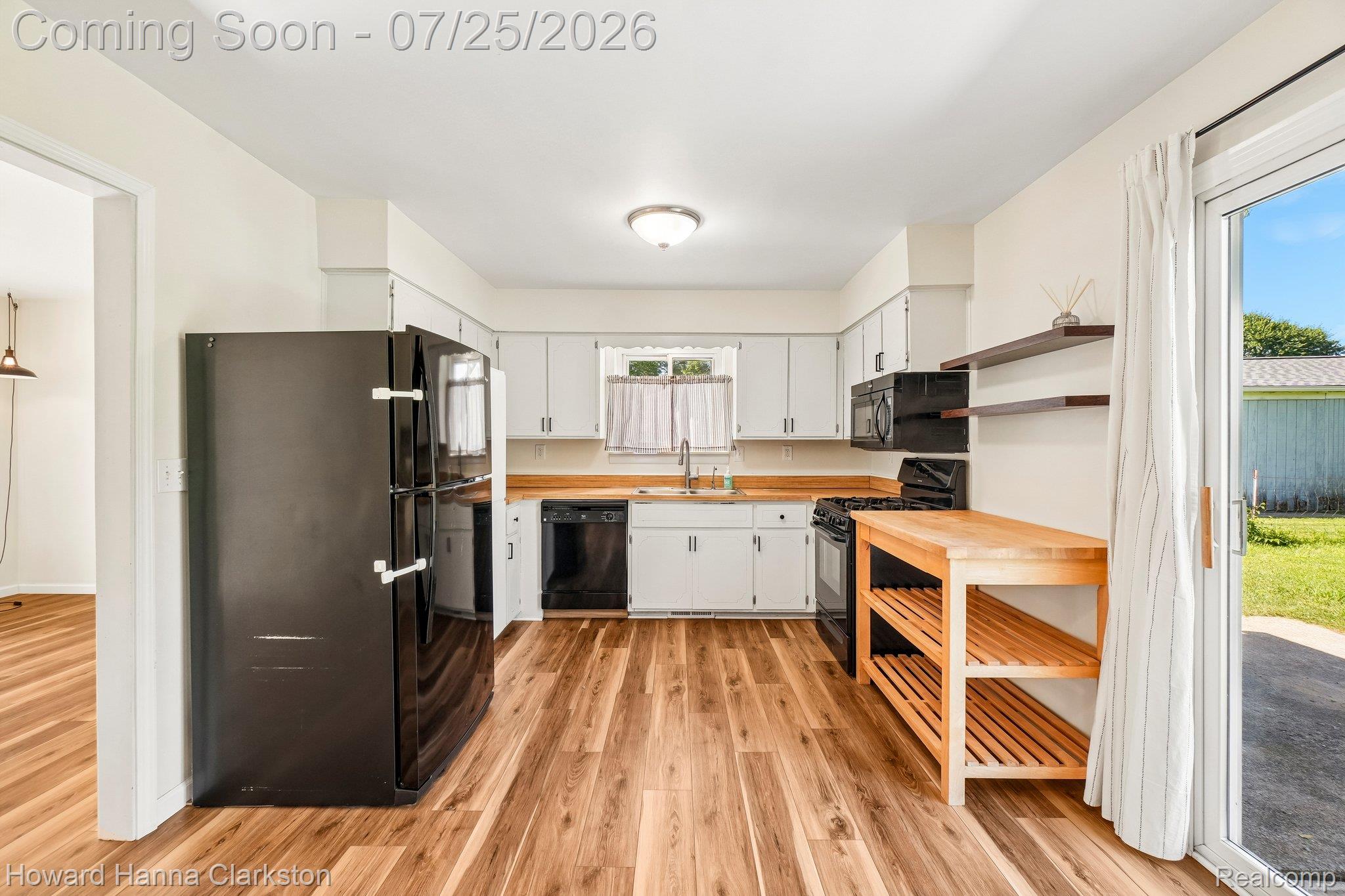 950 Beardon Road Lake Orion, MI 48362 - Photo 10 of 40 Entry level kitchen comes with all of the appliances.