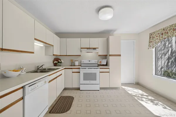 $594,000 | 958 Heritage Hills, Unit B, Somers, NY 10589