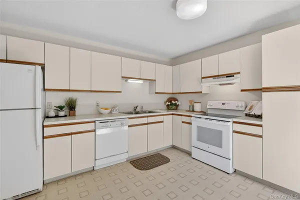 $594,000 | 958 Heritage Hills, Unit B, Somers, NY 10589