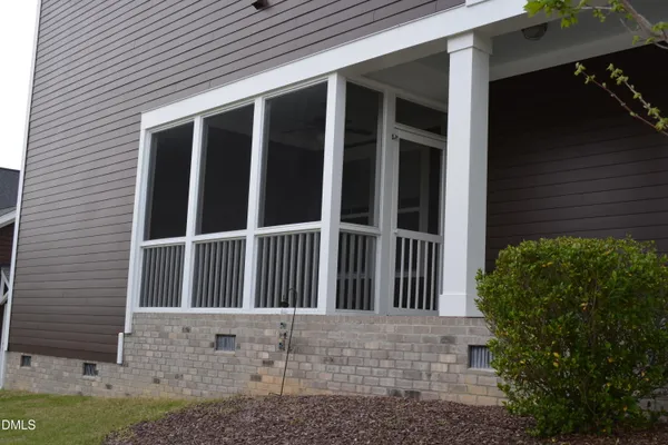 a view of a house with backyard and garden