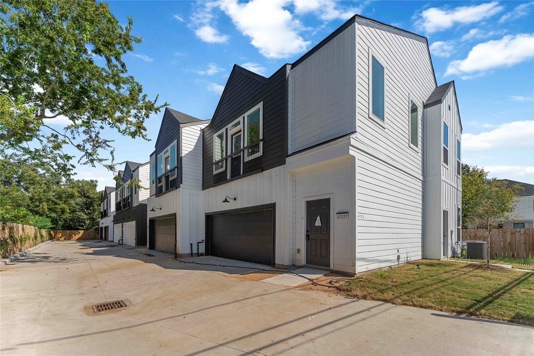 4713 Mallow Street, Unit A/B Houston, TX 77033 - Photo 3 of 25