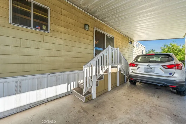 a view of backyard of the house