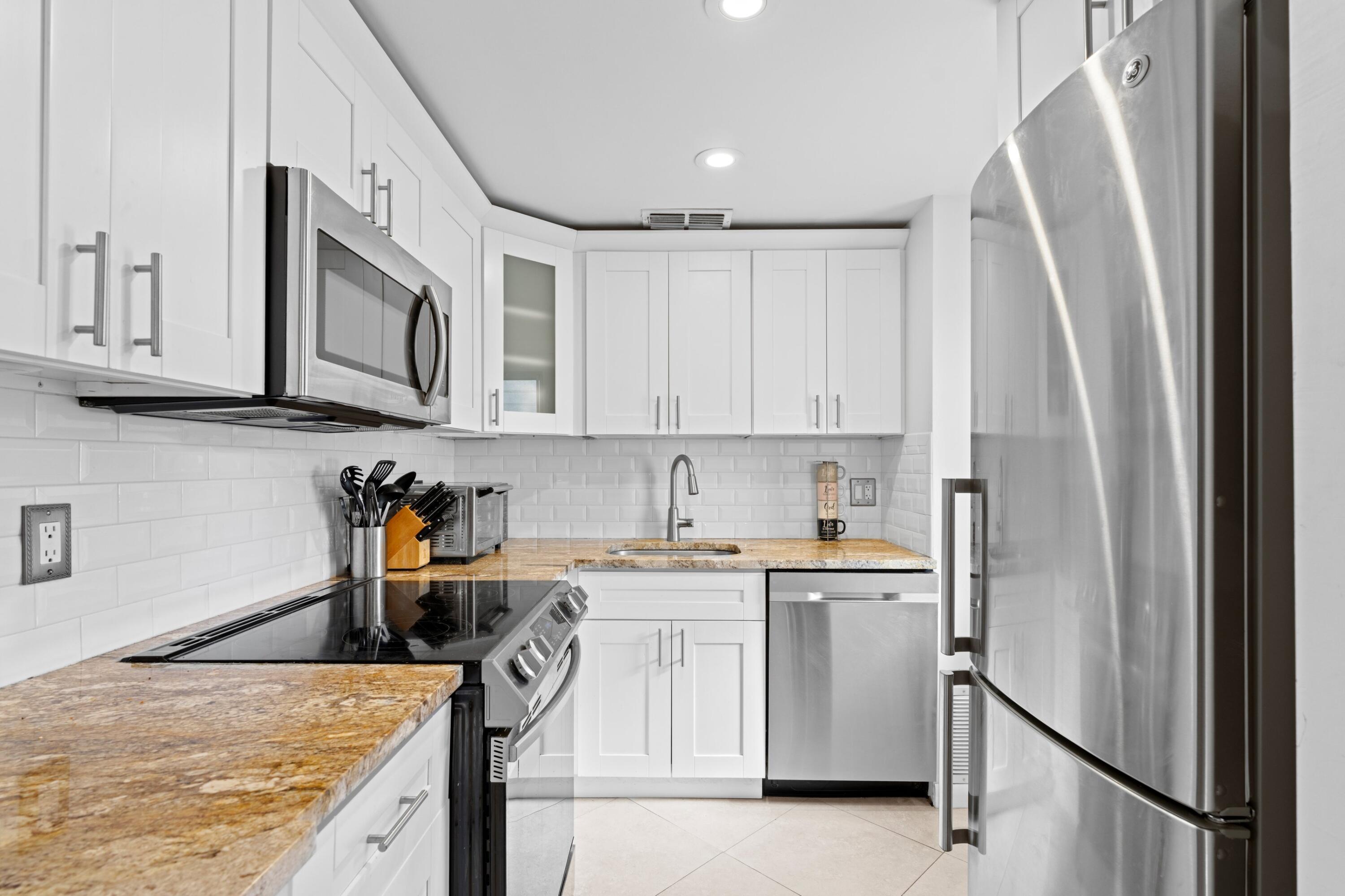 300 Northeast 20th Street, Unit 109 Boca Raton, FL 33431 - Photo 4 of 36 Kitchen