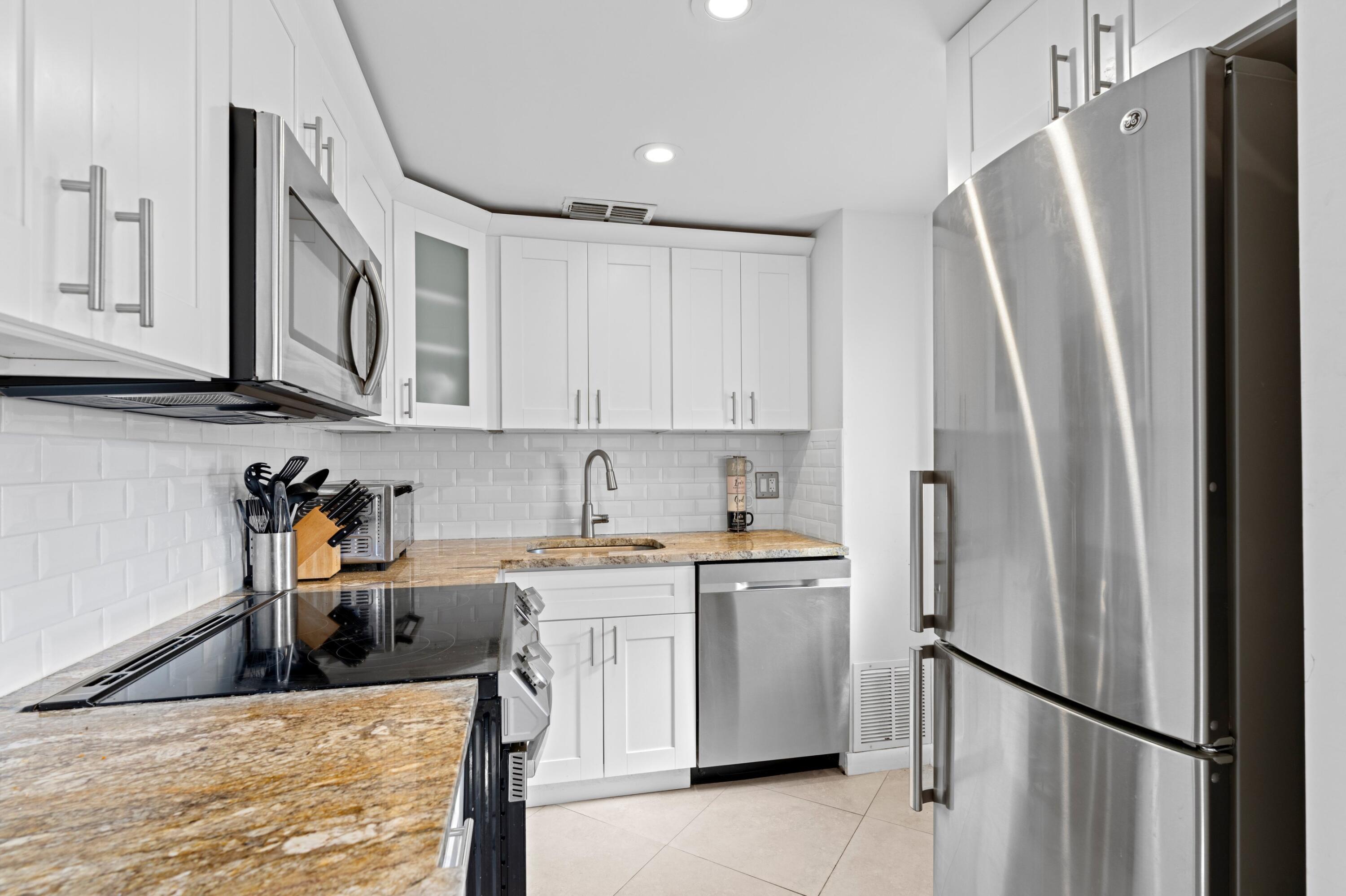 300 Northeast 20th Street, Unit 109 Boca Raton, FL 33431 - Photo 5 of 36 Kitchen