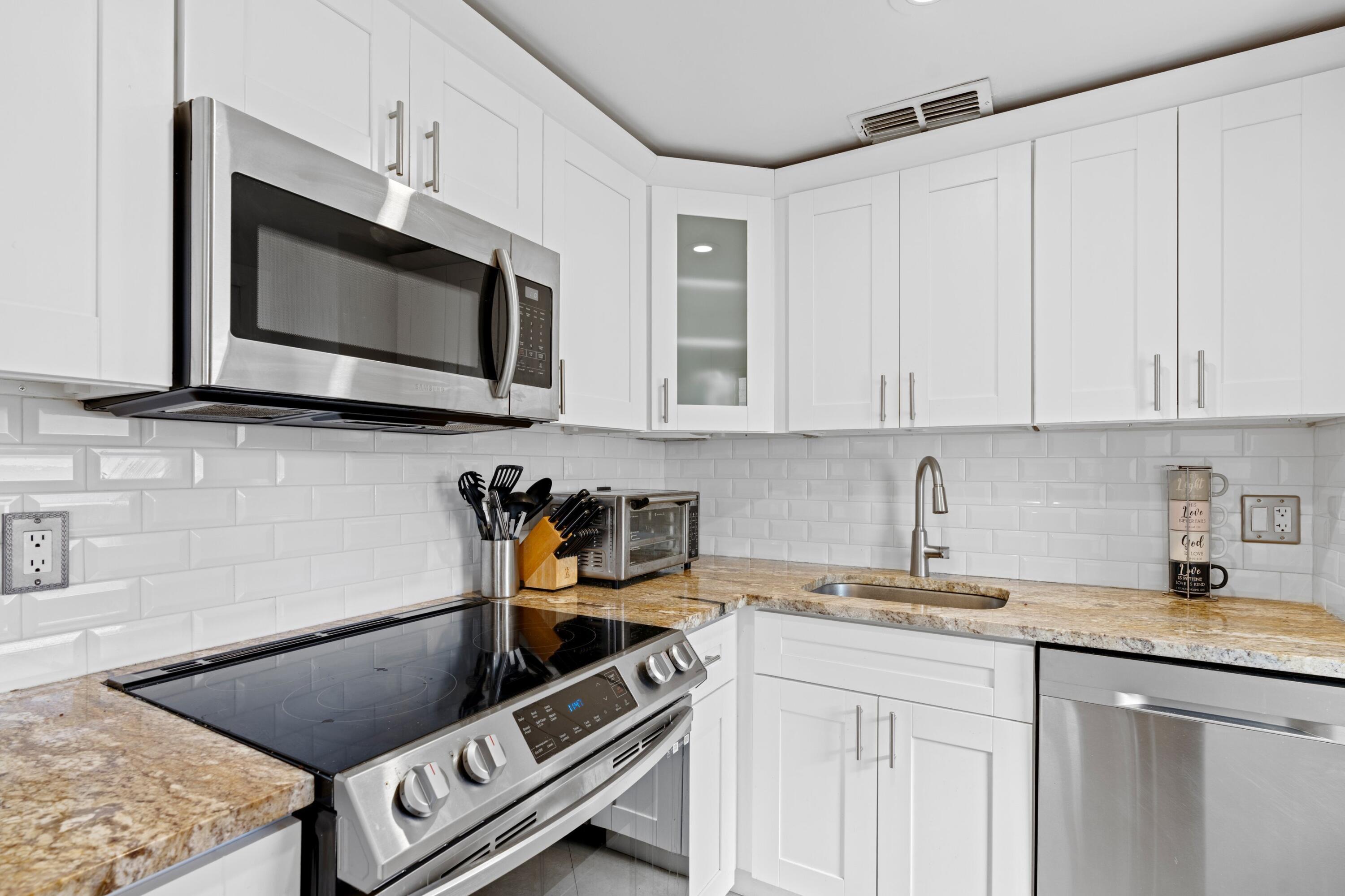 300 Northeast 20th Street, Unit 109 Boca Raton, FL 33431 - Photo 6 of 36 Kitchen