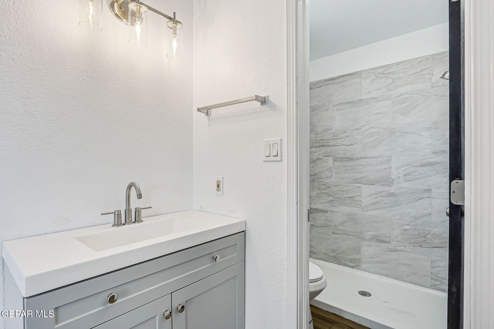 1053 Hillrise Court Las Cruces, NM 88011 - Photo 18 of 53 a bathroom with a sink a mirror and shower