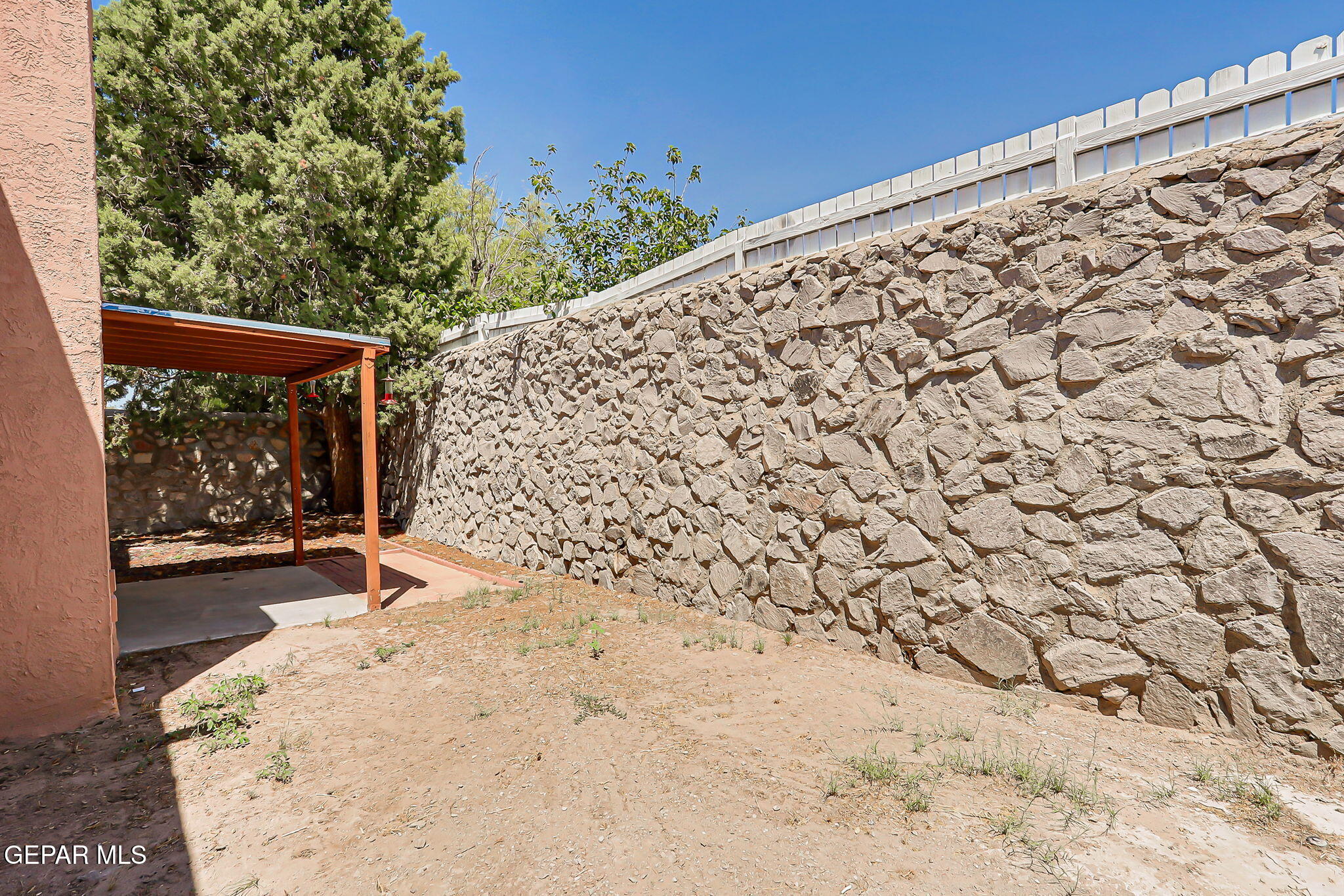 1053 Hillrise Court Las Cruces, NM 88011 - Photo 23 of 53 a view of a backyard of the house