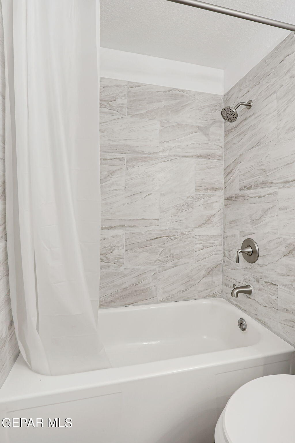 1053 Hillrise Court Las Cruces, NM 88011 - Photo 47 of 53 a bathroom with a shower and a bath tub