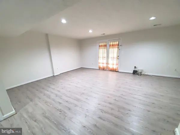 $950 | 7495 Digby Green, Alexandria, VA 22315