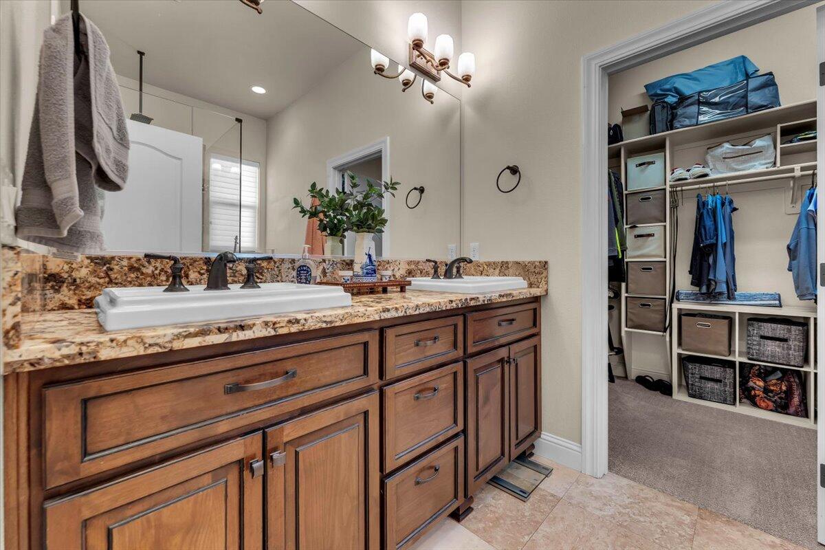 5697 Constitution Way Redding, CA 96003 - Photo 22 of 87 Luxurious primary bath