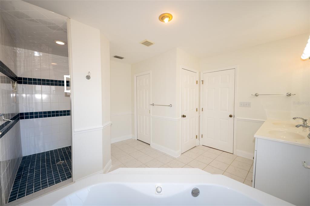 8077 Lake Hatchineha Road Haines City, FL 33844 - Photo 18 of 45 a bathroom with a bathtub and a sink