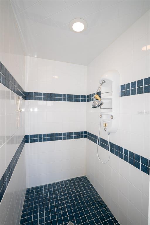 8077 Lake Hatchineha Road Haines City, FL 33844 - Photo 19 of 45 a view of an empty walk in closet