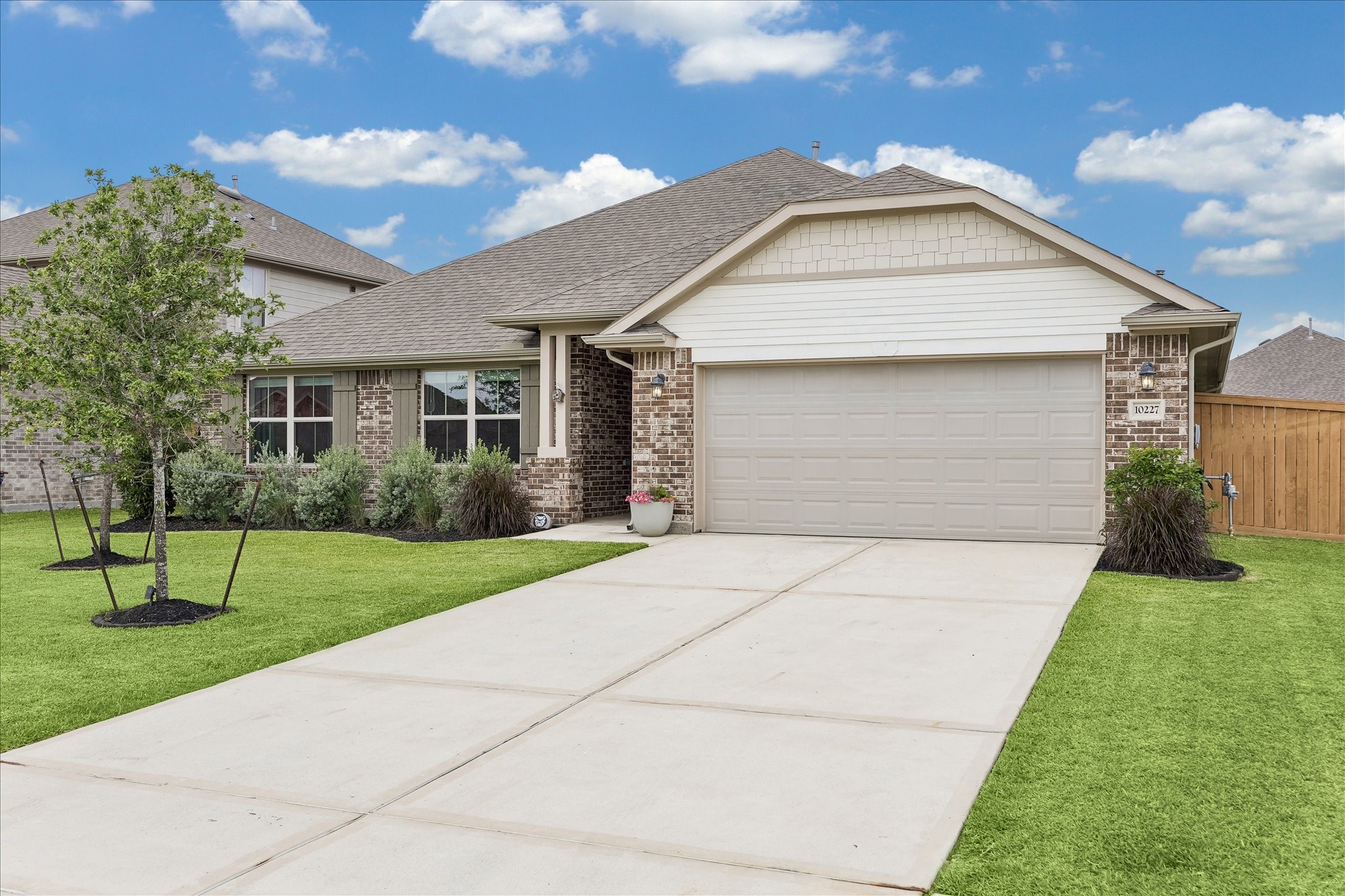 10227 Whitney Reach Drive Rosharon, TX 77583 - Photo 2 of 28 Beautiful 1 story home in the gated section of Sierra Vista, a master planned community.
