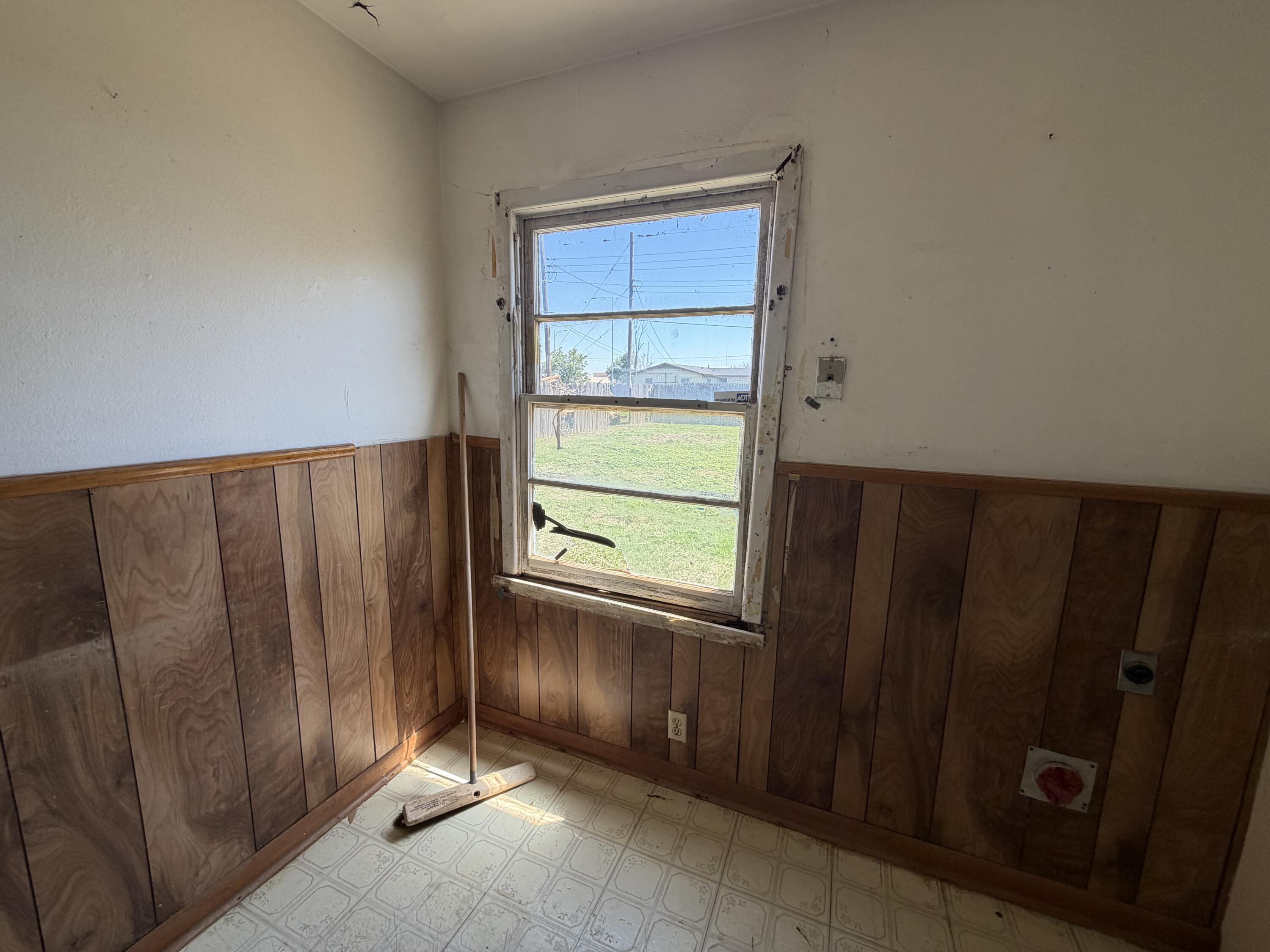 203 53rd Street Lubbock, TX 79404 - Photo 3 of 10 Eating Area
