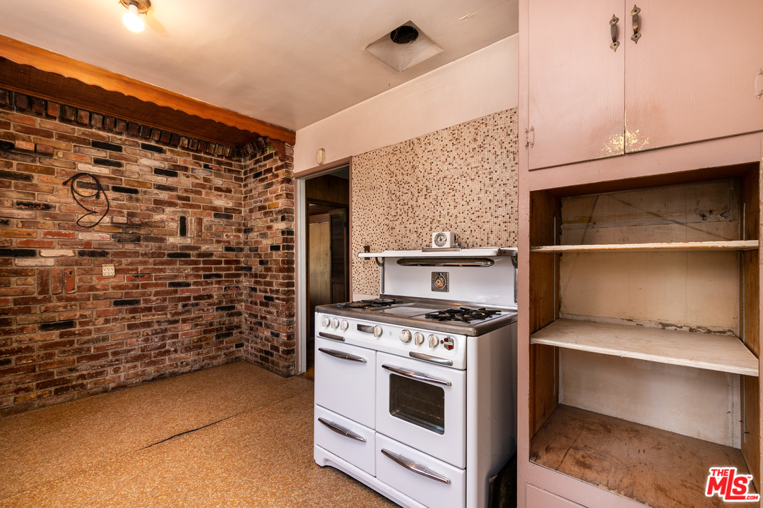 9325 Foster Road Downey, CA 90242 - Photo 14 of 25 Gallery Image 14