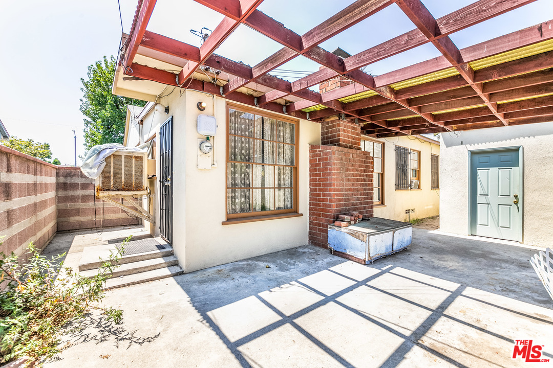 9325 Foster Road Downey, CA 90242 - Photo 4 of 25 Gallery Image 4