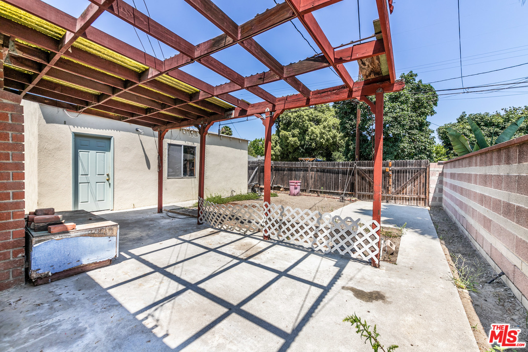 9325 Foster Road Downey, CA 90242 - Photo 5 of 25 Gallery Image 5