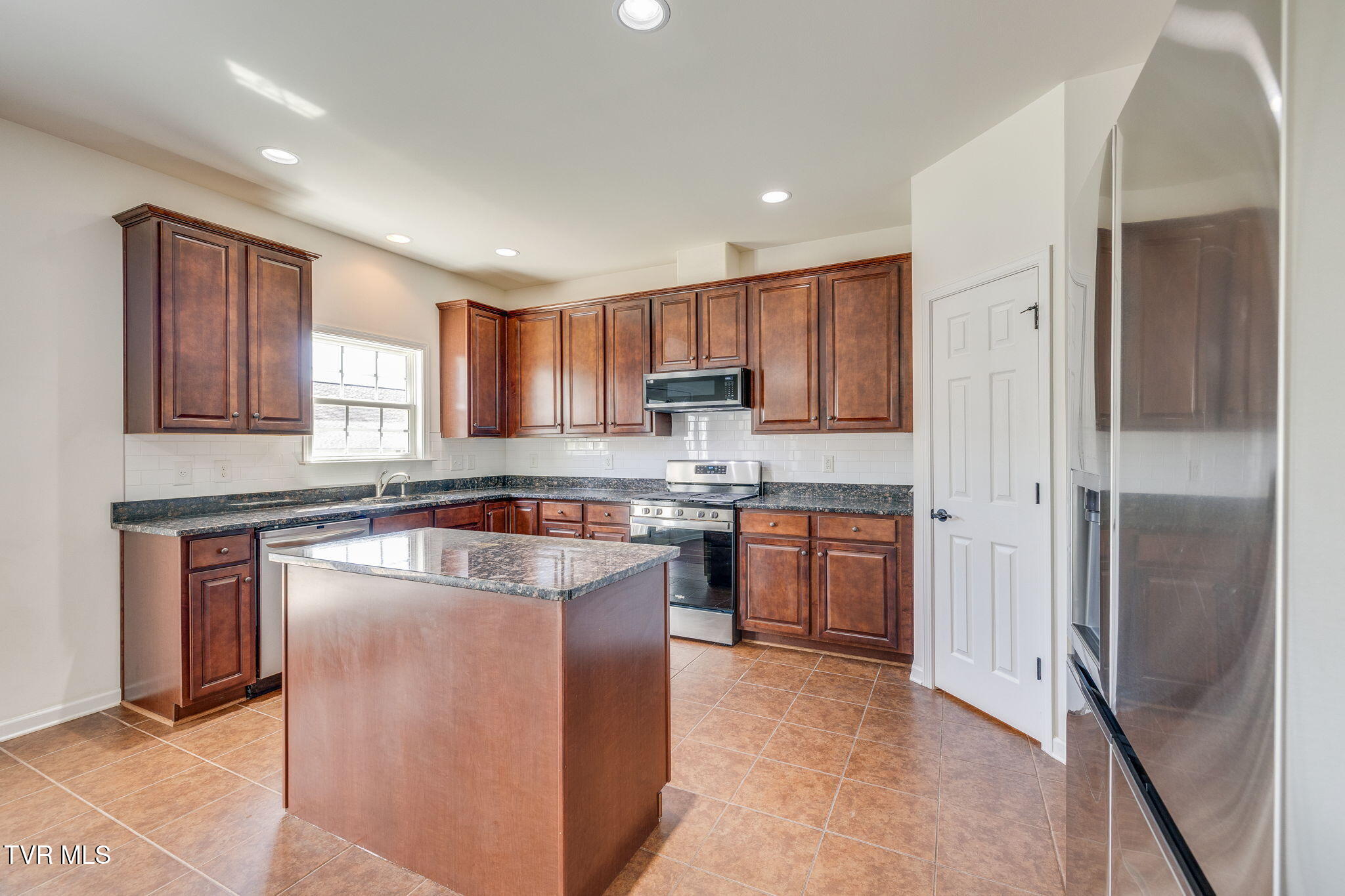 587 Suffolk Road Johnson City, TN 37615 - Photo 16 of 56 016