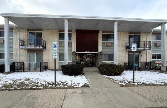 $195,000 | 9208 Bumblebee Drive, Unit 2D, Des Plaines, IL 60016