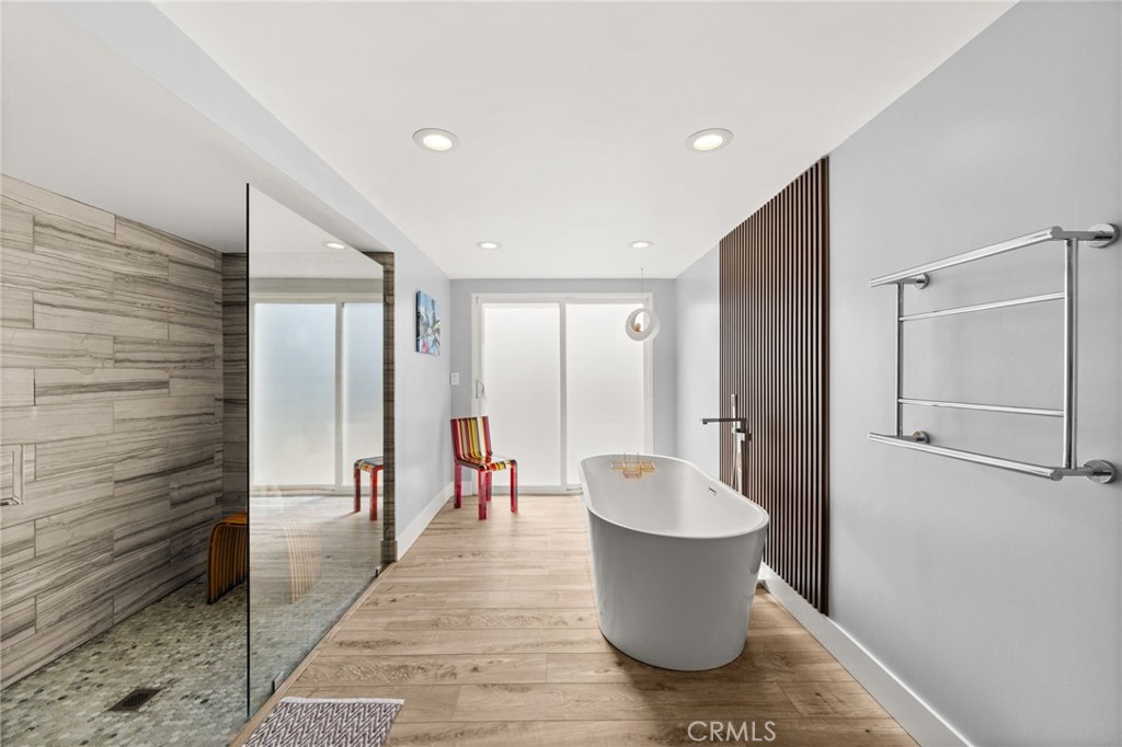 8601 Links Road Buena Park, CA 90621 - Photo 30 of 75 Primary Suite Bathroom with a Separate Soaking Tub