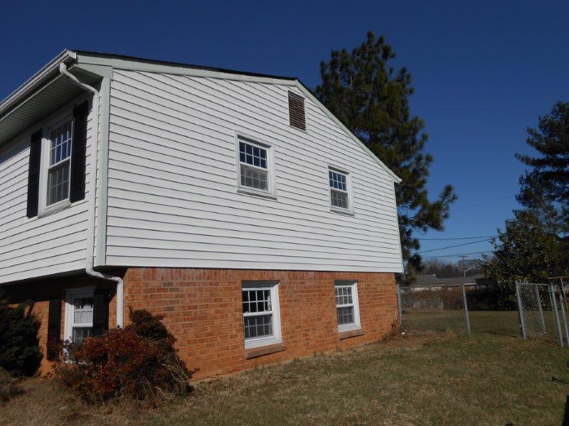 5839 Plantation Road Roanoke, VA 24019 - Photo 27 of 32 right