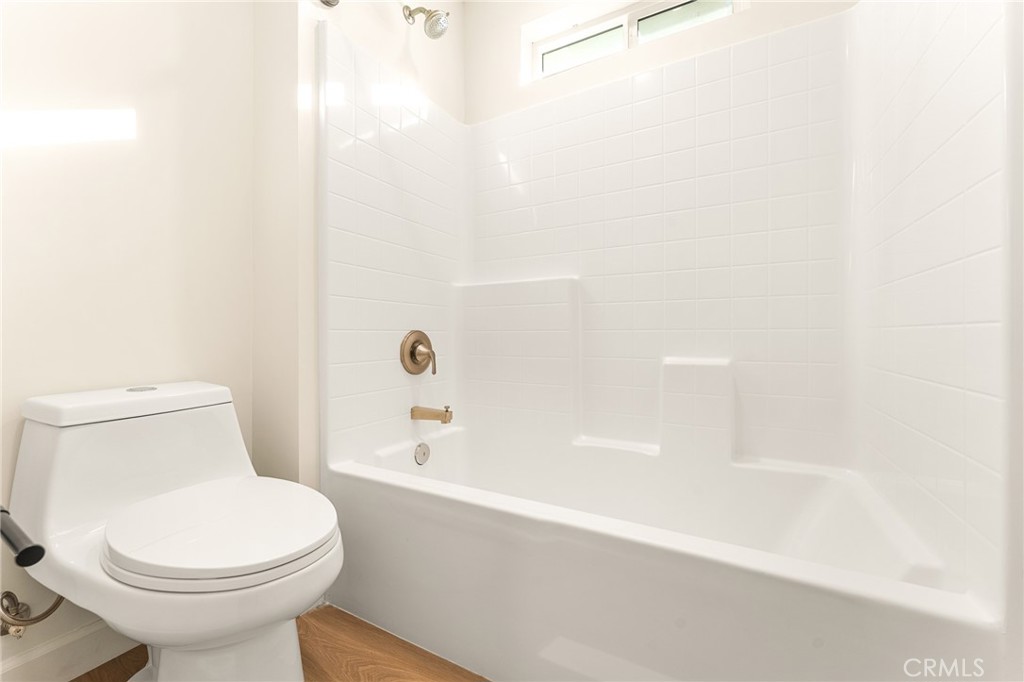 904 South Hert Street Colton, CA 92324 - Photo 30 of 35 a bathroom with a toilet and a bathtub