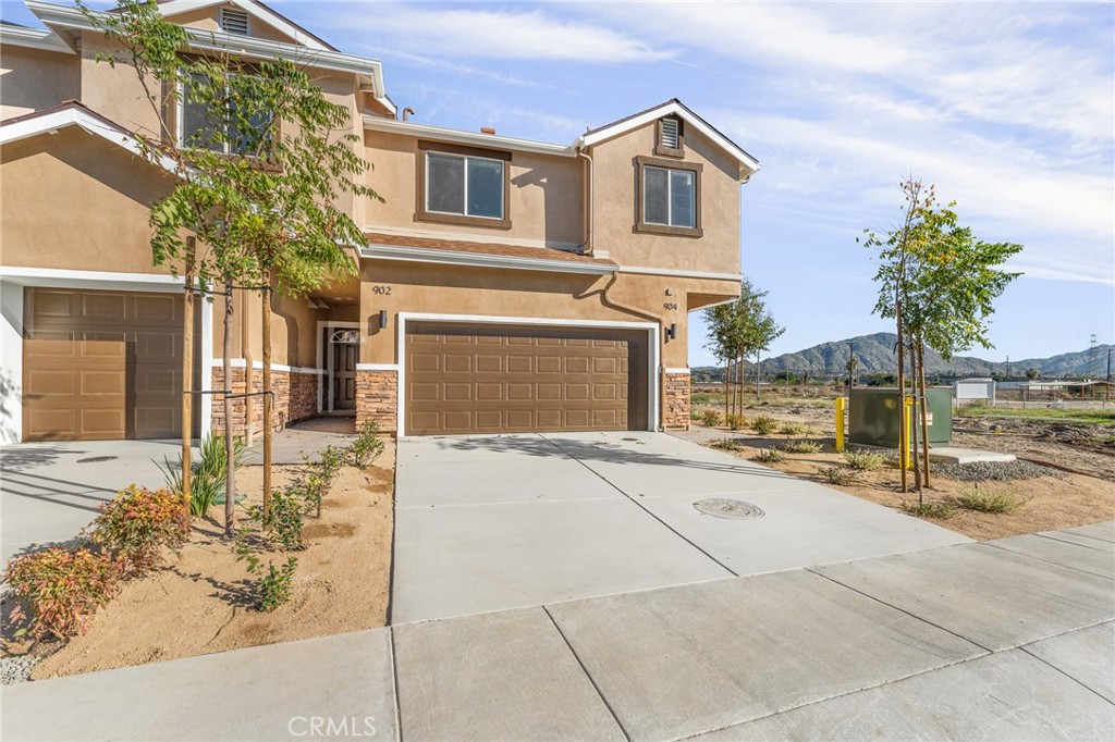 904 South Hert Street Colton, CA 92324 - Photo 4 of 35 a front view of a house with a yard