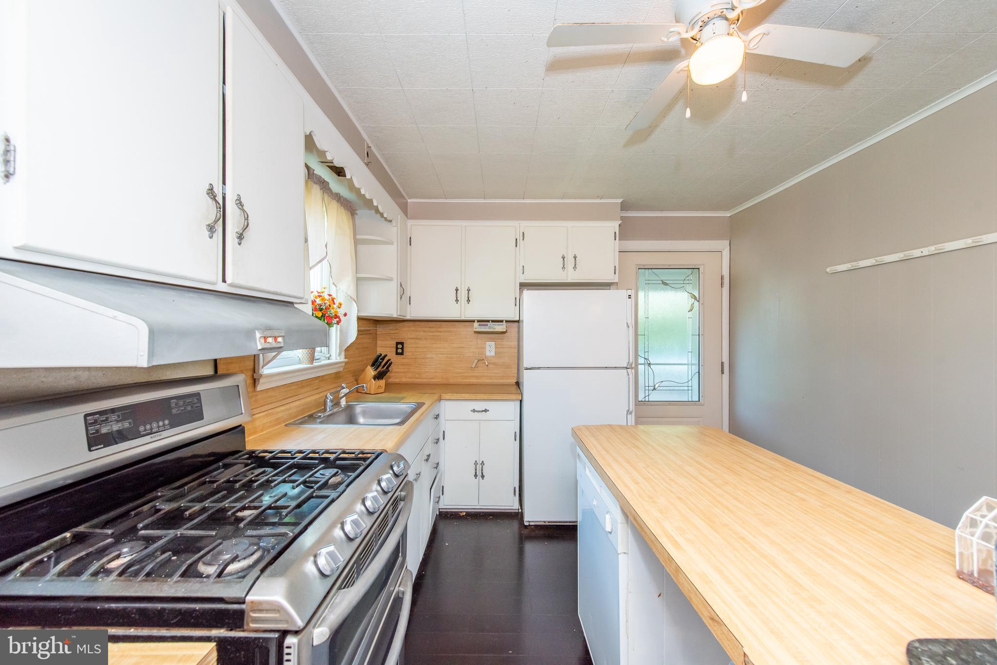 4318 Ridge Road Baltimore, MD 21236 - Photo 19 of 37 Kitchen
