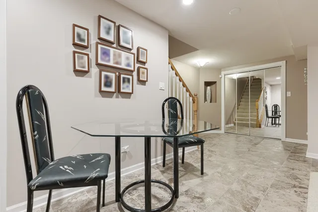 a view of livingroom with furniture