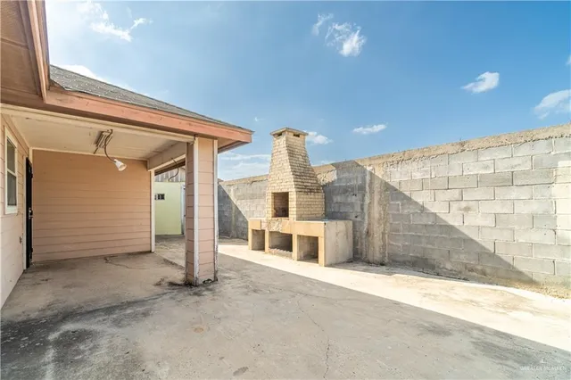 a view of an house with backyard and garden