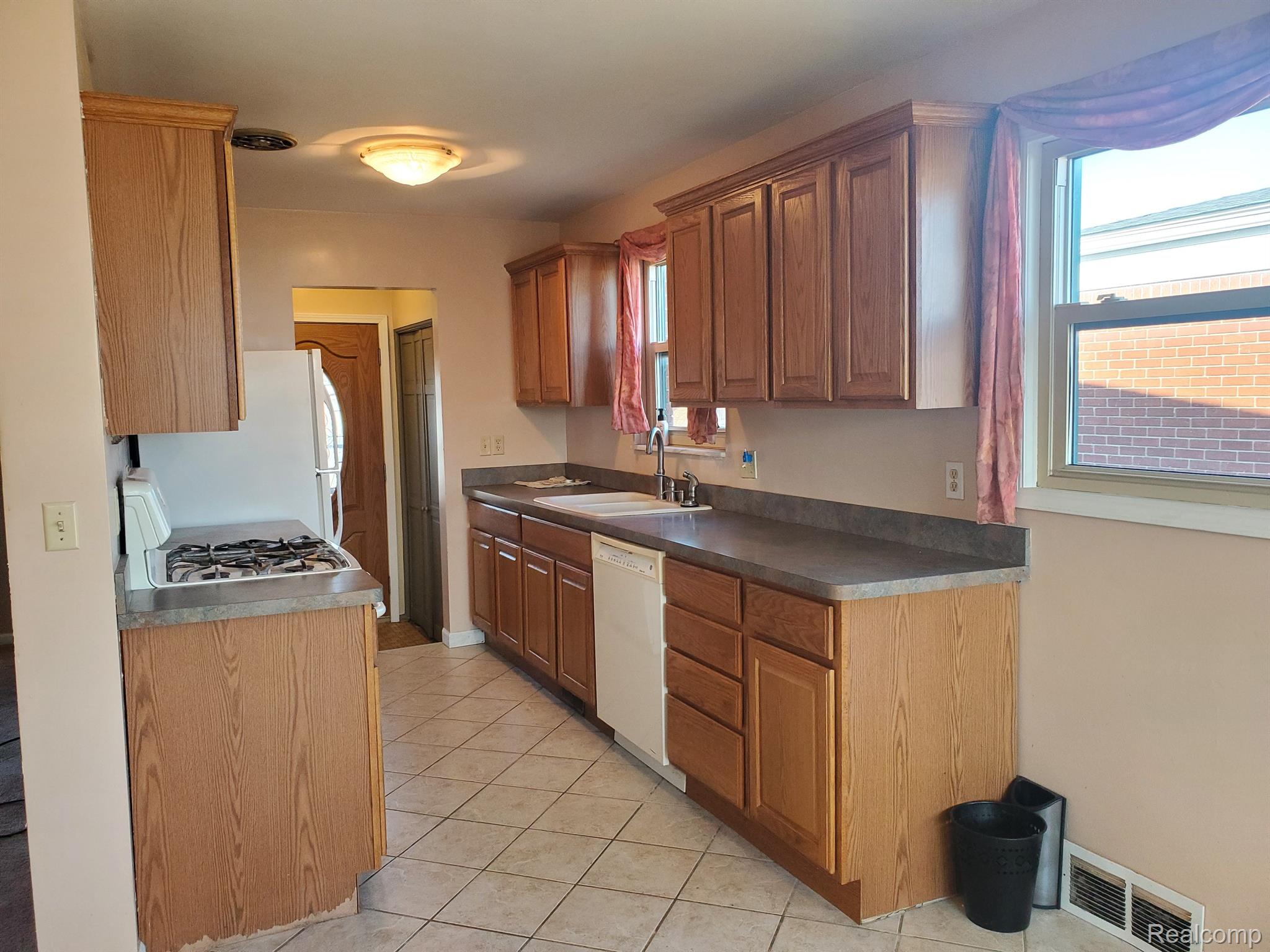 18042 Winsome Road Fraser, MI 48026 - Photo 6 of 15 Gallery Image 6