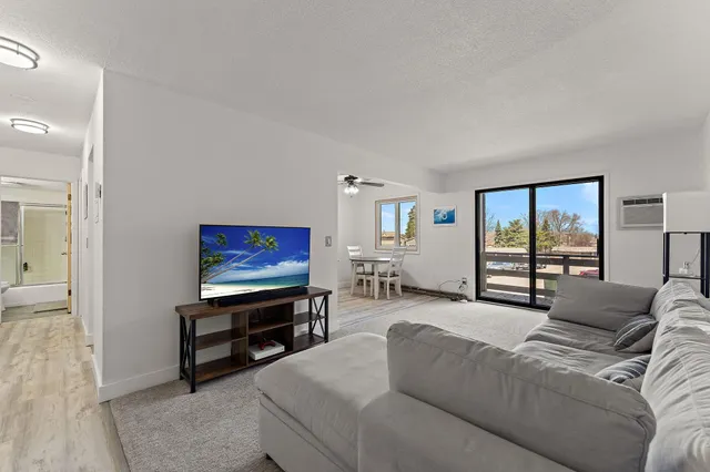 $139,900 | 4407 Wilshire Boulevard, Unit 204, Mound, MN 55364