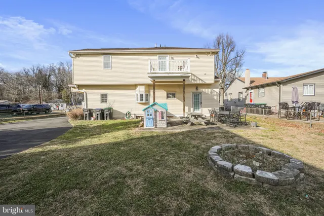 a view of a house with backyard and trees