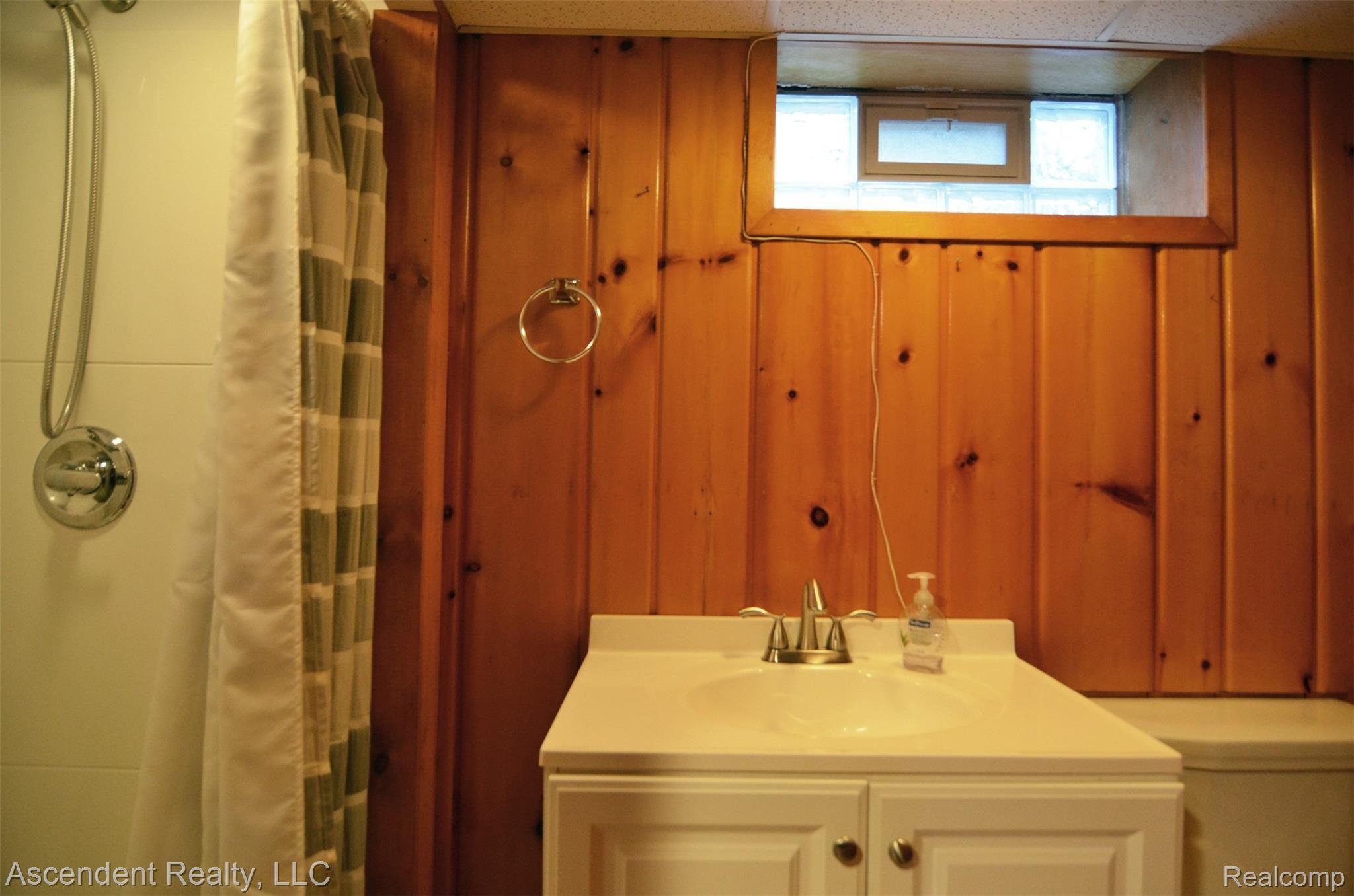 111 South Helen Avenue Rochester, MI 48307 - Photo 19 of 28 Basement full bath.JPG